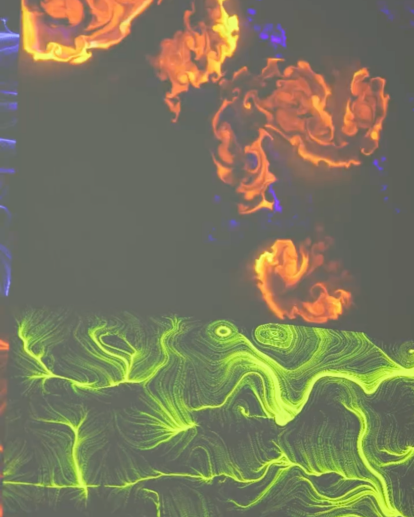 Dettaglio di una proiezione con due opere affiancate: in alto forme fluide arancioni su fondo scuro, in basso una trama di linee e vortici verdi.