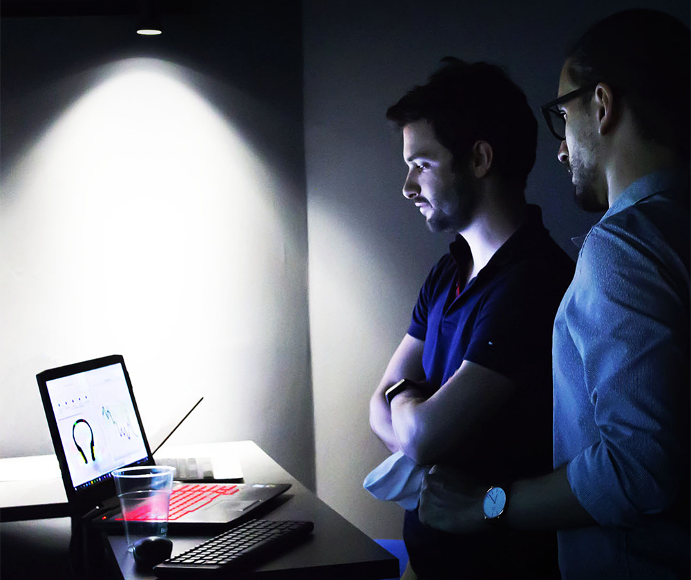 Operatore BrainArt® e partecipante analizzano insieme i dati biometrici su laptop durante una sessione