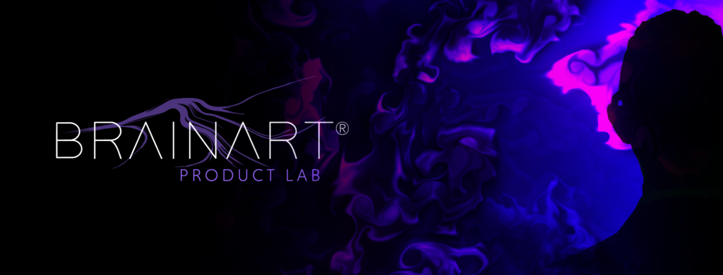 Un'immagine orizzontale su fondo nero con il logo "BRAINART®" in bianco e la scritta "PRODUCT LAB" in viola sulla sinistra; sulla destra volute di fumo colorato nei toni del viola, del blu e del magenta e, sul bordo, la sagoma in controluce del profilo di una persona.