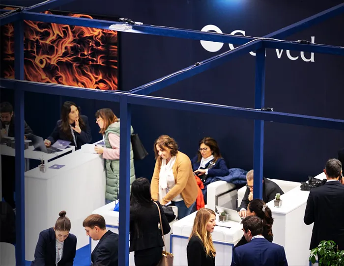 Ripresa dall'alto di un evento con BrainArt® come attrattiva principale