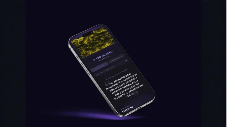 Uno smartphone sospeso su fondo viola scuro mostra una pagina dal titolo "IL TUO QUADRO – Mind Made Art": in alto un'opera a linee e vortici gialli su nero, sotto alcuni pulsanti tra cui "Scarica qui" e "Condividi su IG", quindi un estratto di testo tra virgolette che parla di tramonti e dello scorrere del tempo e, in fondo, la scritta "LA TUA LETTURA: TENSIONE".