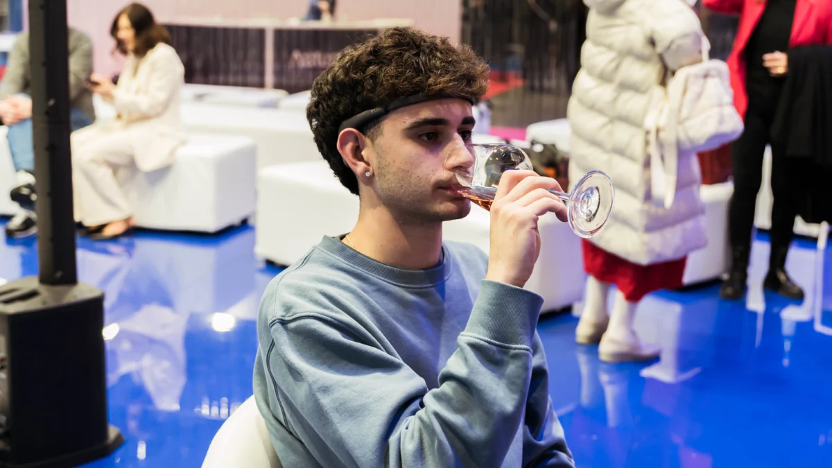 Un ospite indossa il sensore EEG di BrainArt durante la degustazione di un calice di vino.