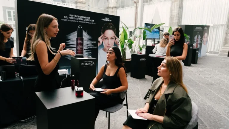 Presentazione della linea Filorga Pro-collagen Micro-growth Factor a due ospiti sedute al banco, con il siero in primo piano
