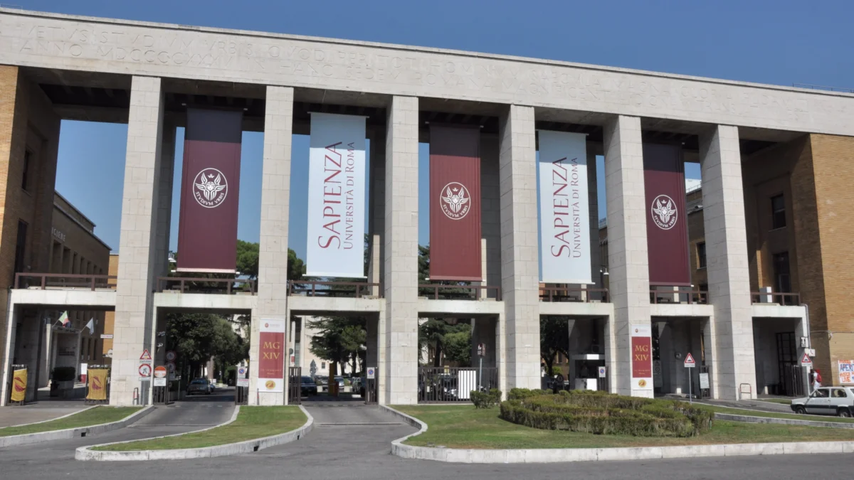 Ingresso monumentale della Sapienza Università di Roma, sede della serata Note di Memoria per la Giornata Mondiale dell'Alzheimer 2026