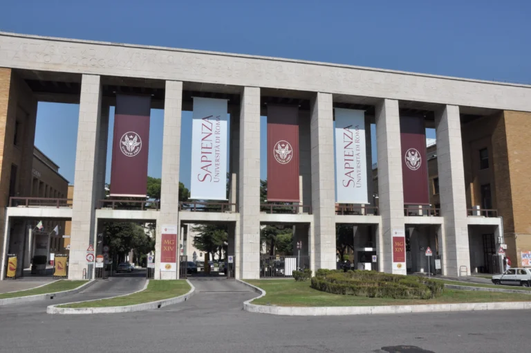 Ingresso monumentale della Sapienza Università di Roma, sede della serata Note di Memoria per la Giornata Mondiale dell'Alzheimer 2026